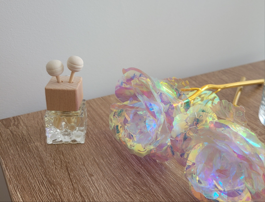 Diffuseur de parfum pour voiture en verre avec bouchon bambou naturel et bâtonnets, diffusion longue durée.