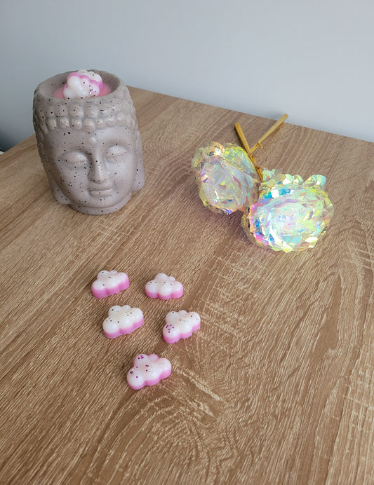 Fondant artisanal blanc et rose en forme de nuage, parfum doux et lacté de crème de soin.