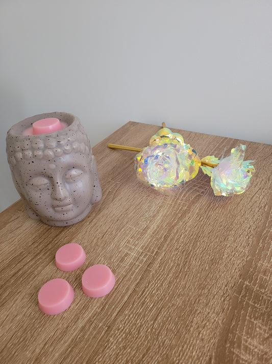 Fondant parfumé senteur pastèque en forme de galet rond, fait main. Teintes rosées, rappelant une tranche de pastèque. Texture lisse et compacte, idéal pour une diffusion longue durée