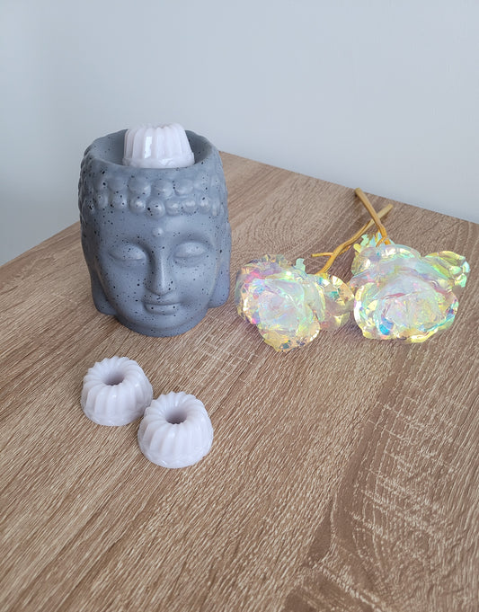 Fondant forme savarin parfum lilas, artisanal et délicat, diffusant un parfum floral frais et apaisant pour une ambiance élégante et naturelle.