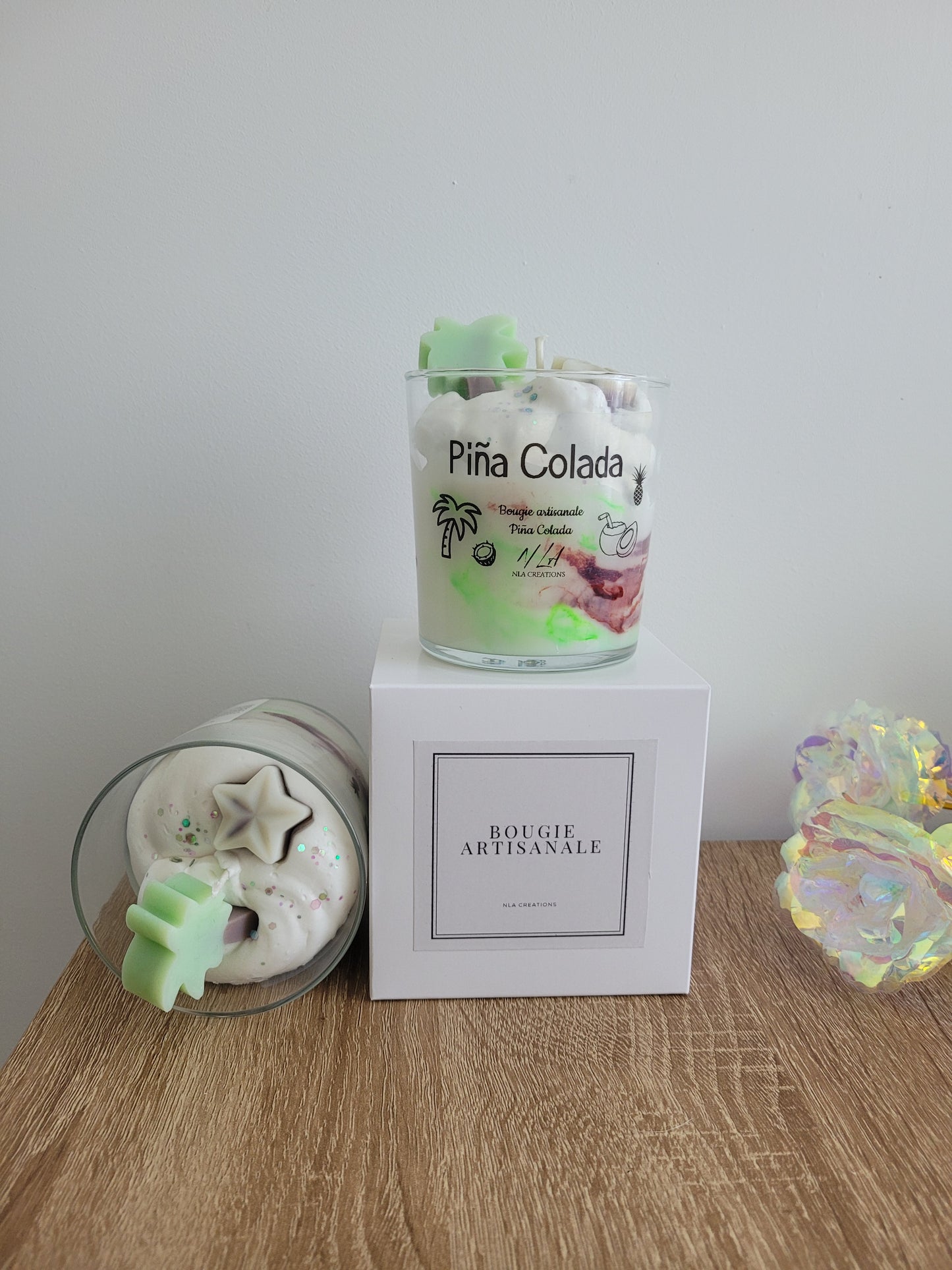 Vue du dessus de la bougie artisanale Pina Colada, décorée de cire fouettée et de formes en cire tropicales comme un palmier