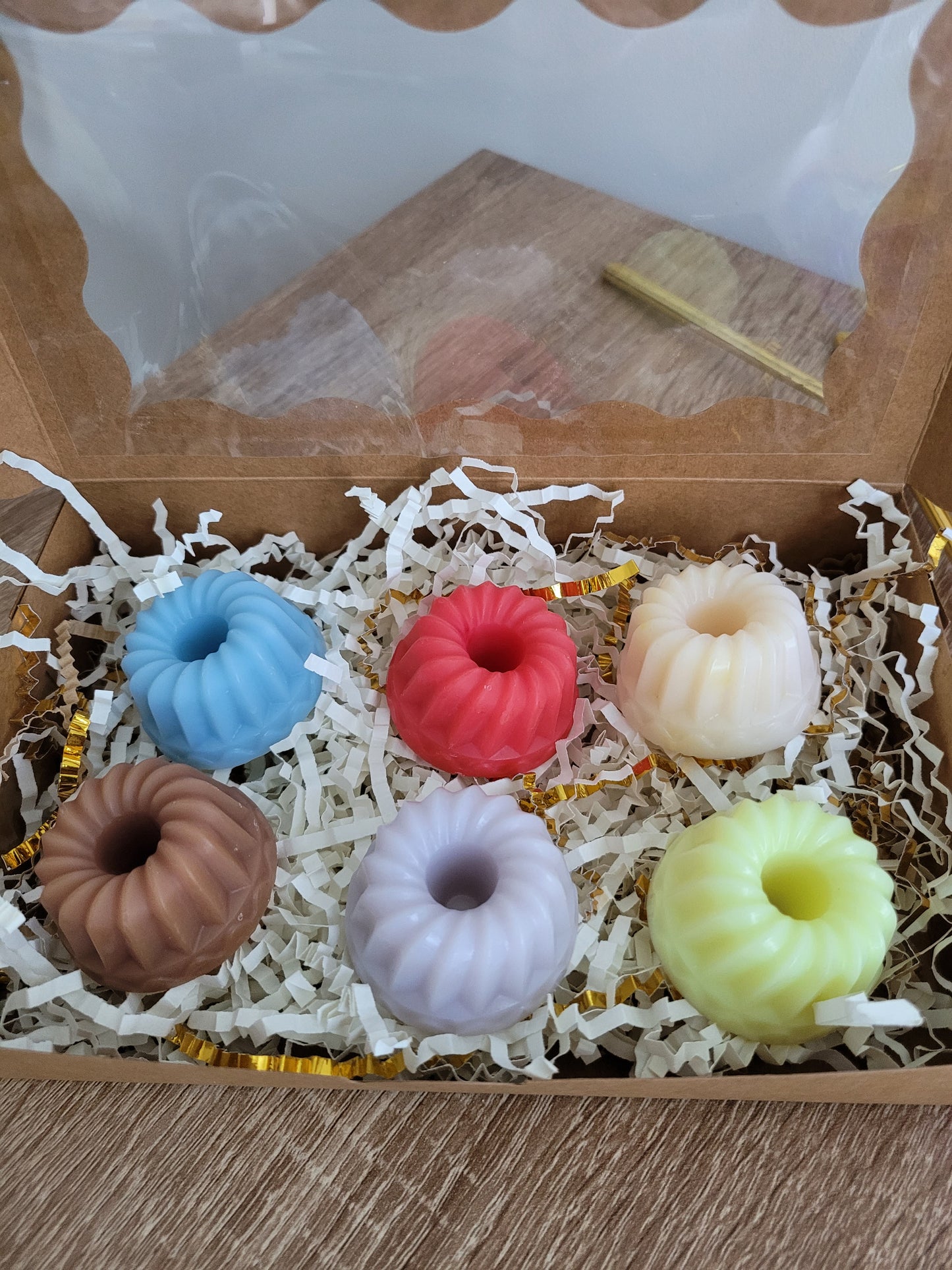 Coffret fondants parfumés personnalisable, mélange de fragrances gourmandes et fraîches, packaging élégant.