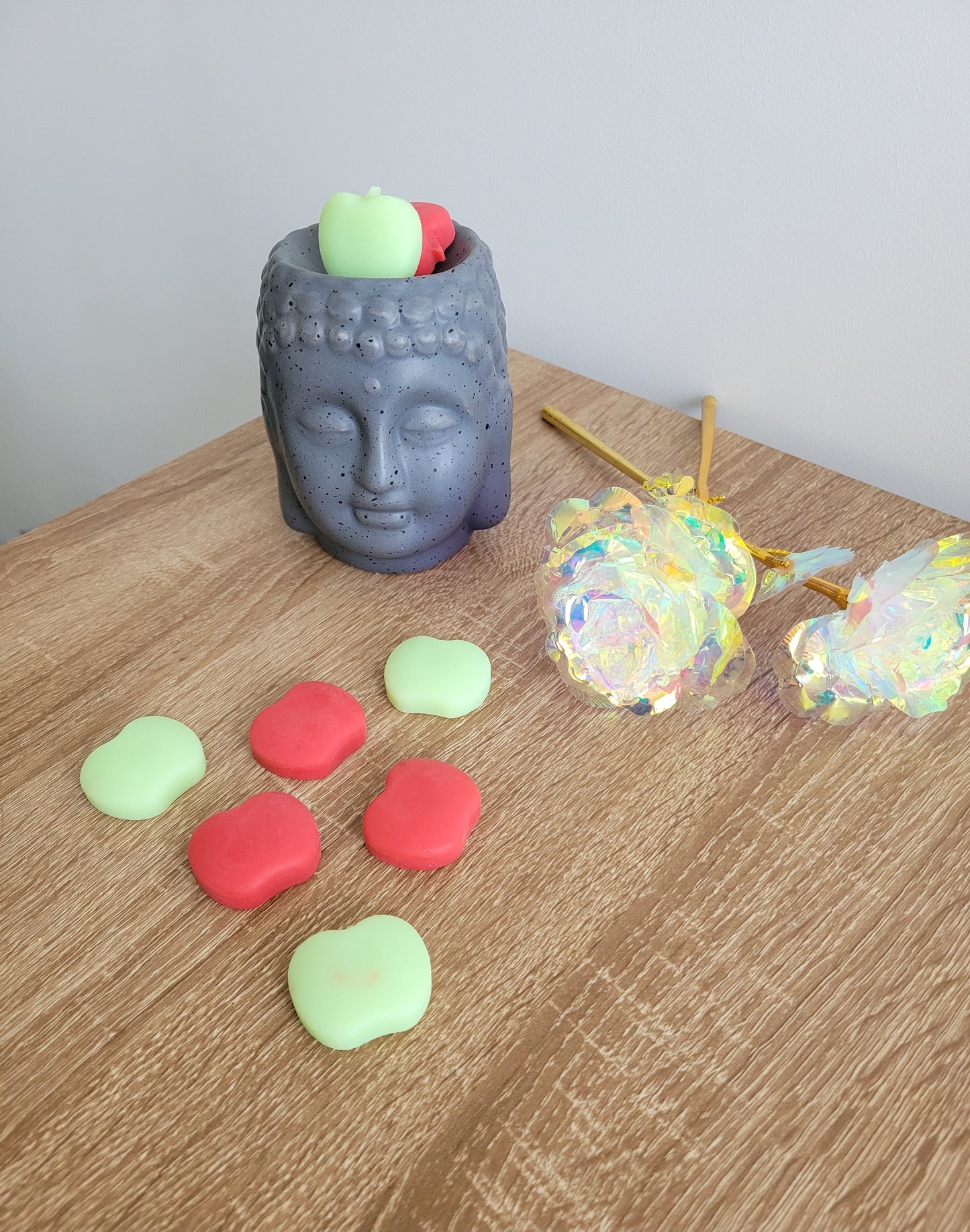 Fondant parfumé fait main, senteur pomme verte croquante, couleur verte ou rouge éclatante.