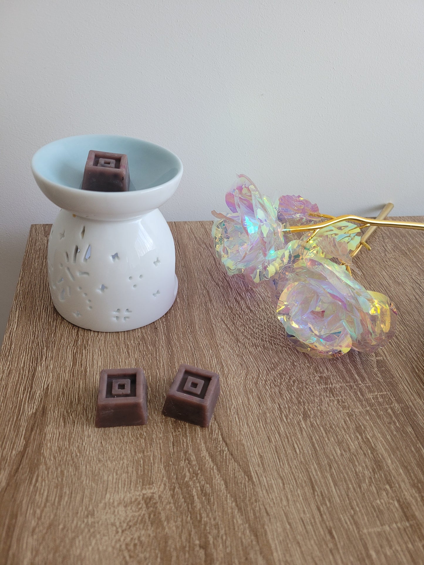 Petit fondant artisanal en forme de carré, couleur chocolat, évoquant la chaleur et la gourmandise d’une tasse de chocolat chaud fumant.