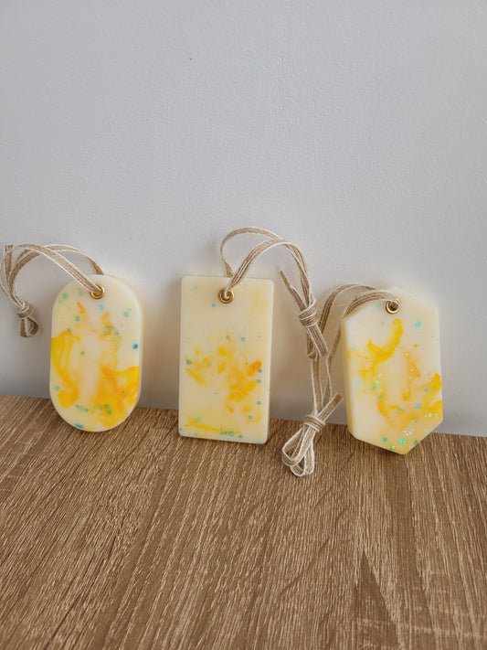 Suspension en cire parfumée accrochée dans une armoire, senteur personnalisée.