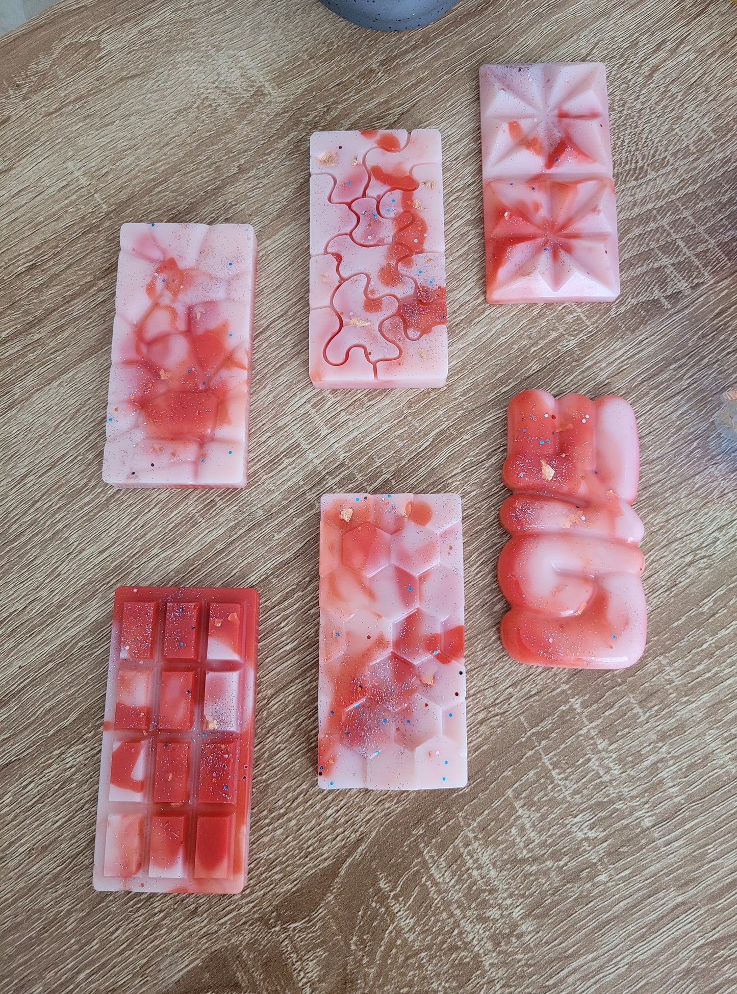 Fondant artisanal rouge foncé, parfum intense de cerise noire, posé sur fond clair.