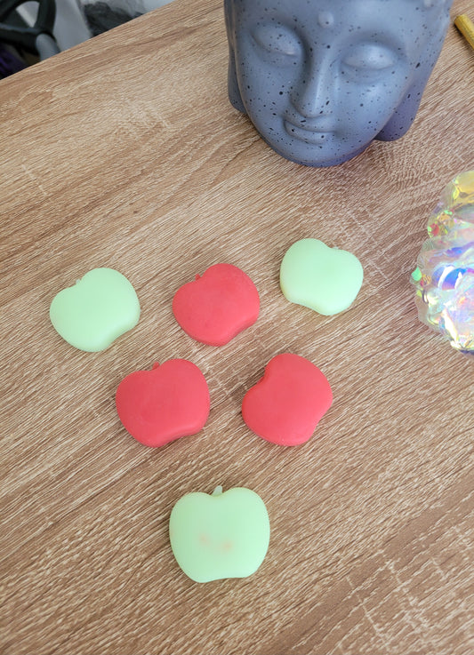 Fondant artisanal vert en forme de pomme, parfum pomme verte acidulée et fraîche.