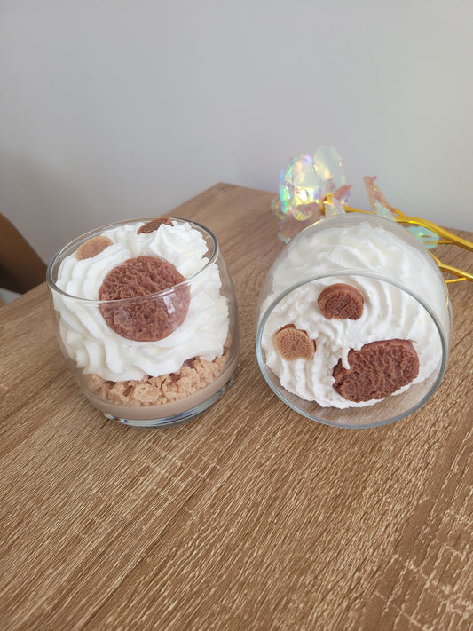 Bougie artisanale parfum Éclats de Cookies, chantilly blanche avec crumble marron et petits cookies décoratifs faits main, détails gourmands et réalistes.