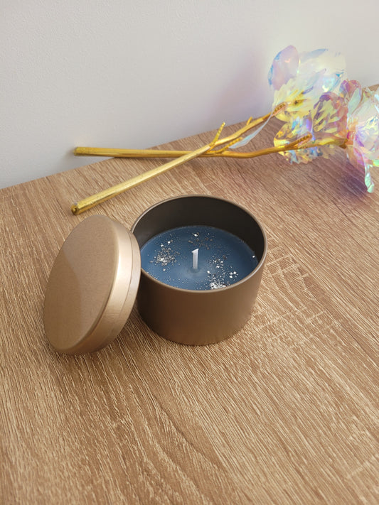 Bougie artisanale miniature parfumée muffin myrtille, décor chantilly en cire.