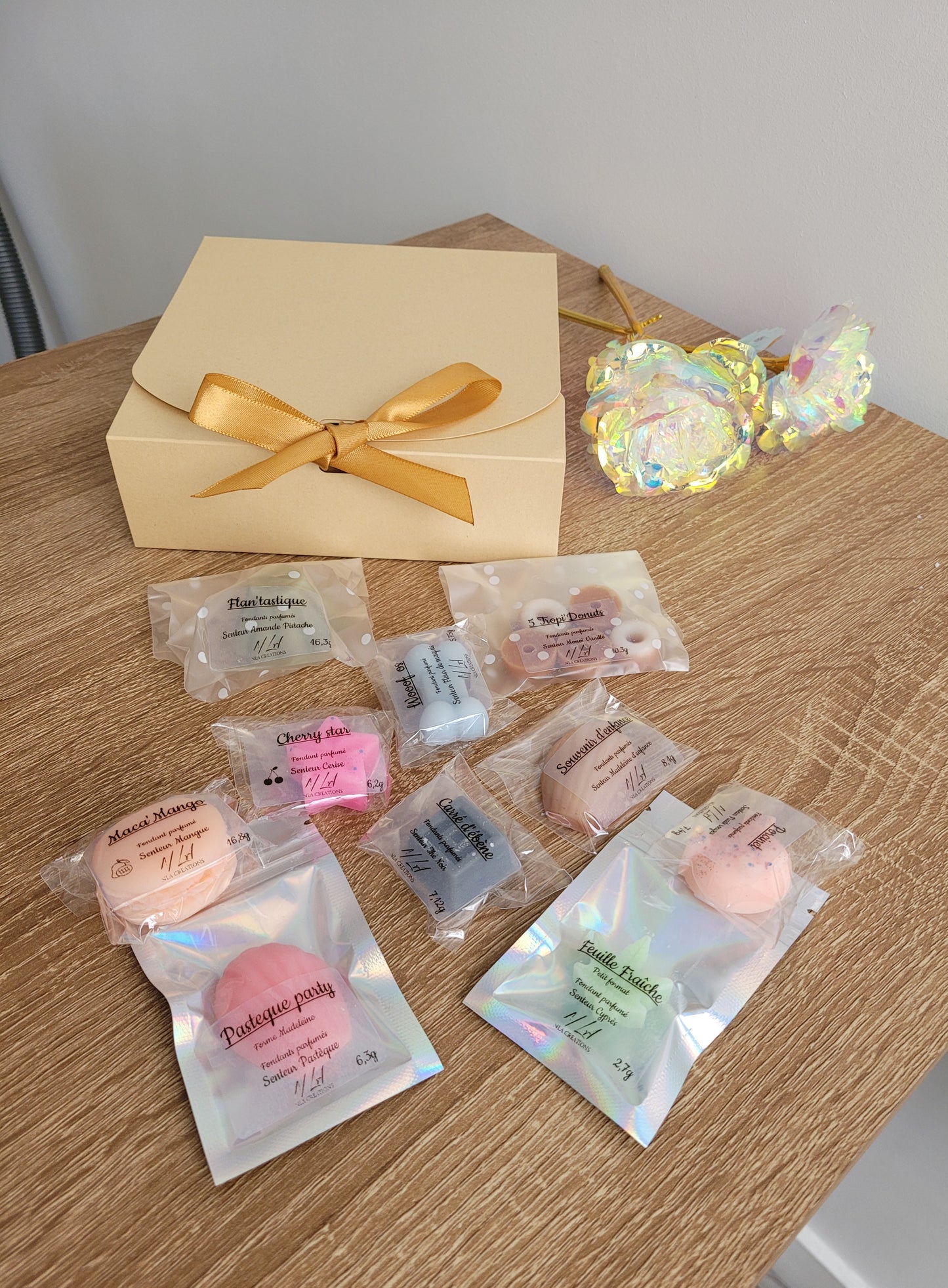 Coffret de 10 fondants parfumés artisanaux, emballé dans une boîte cadeau avec étiquette personnalisée, parfait pour offrir.
