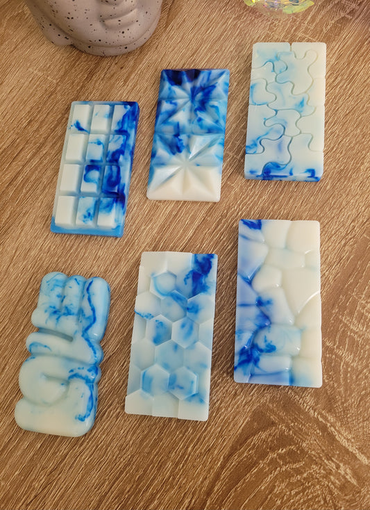 Fondant artisanal blanc marbré de bleu, parfumé à la myrtille sauvage, diffusant une fraîcheur fruitée et acidulée, idéal pour créer une ambiance gourmande et naturelle chez soi.