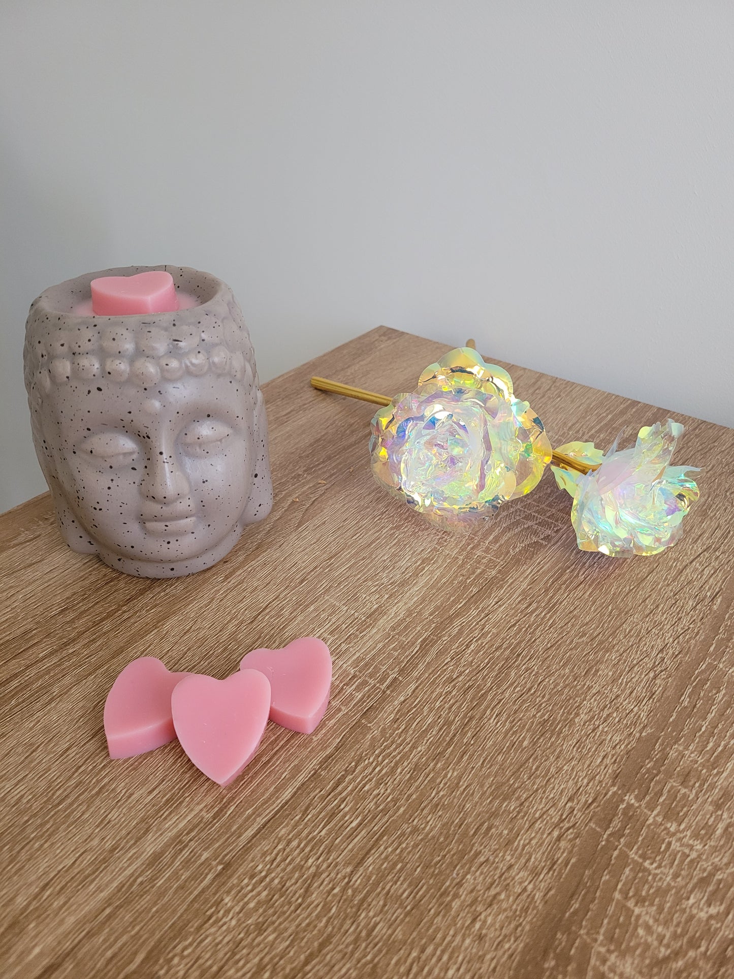 Fondant parfumé senteur pastèque en forme de cœur, fait main et de couleur rose. Une forme douce et romantique qui diffuse un parfum sucré et rafraîchissant, parfait pour une ambiance estivale et chaleureuse.