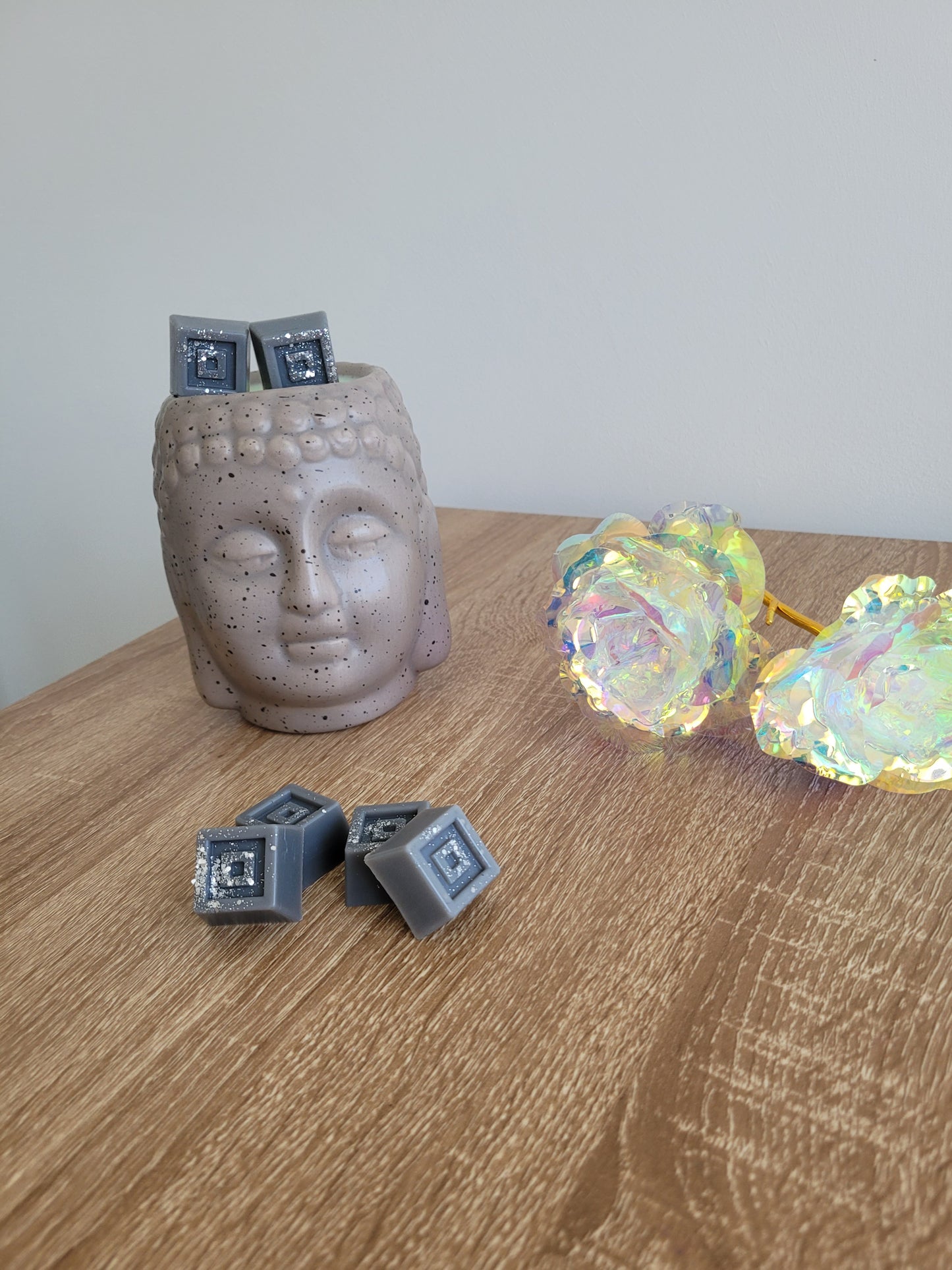 Fondant artisanal en forme de carré chocolat, couleur foncée, parfum thé noir chaud et épicé.