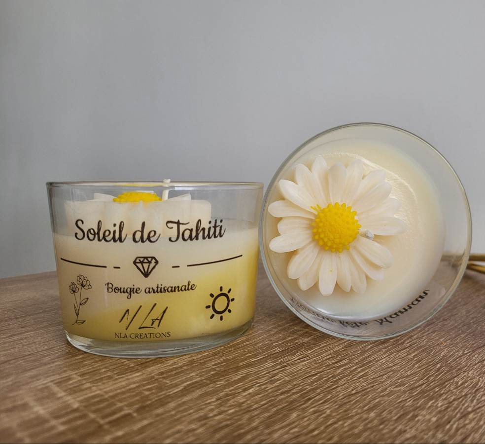  Bougie artisanale senteur fleur de tiaré, dans un pot en verre décoré, avec cire végétale et mèche en coton, ambiance chaleureuse et dépaysante.