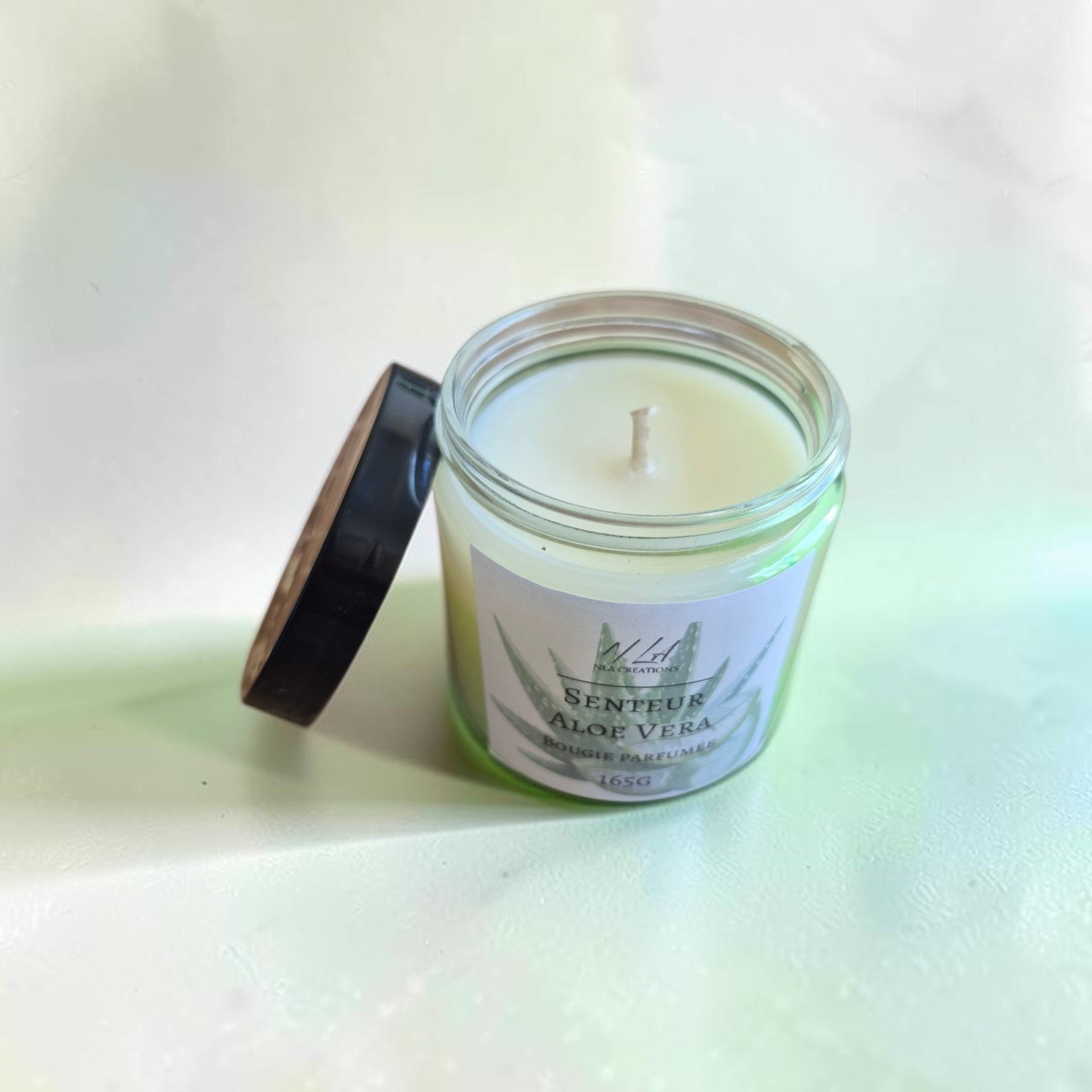 Bougie parfumée Aloe Vera allumée, création artisanale en cire de soja avec parfum de Grasse par NLA Créations.