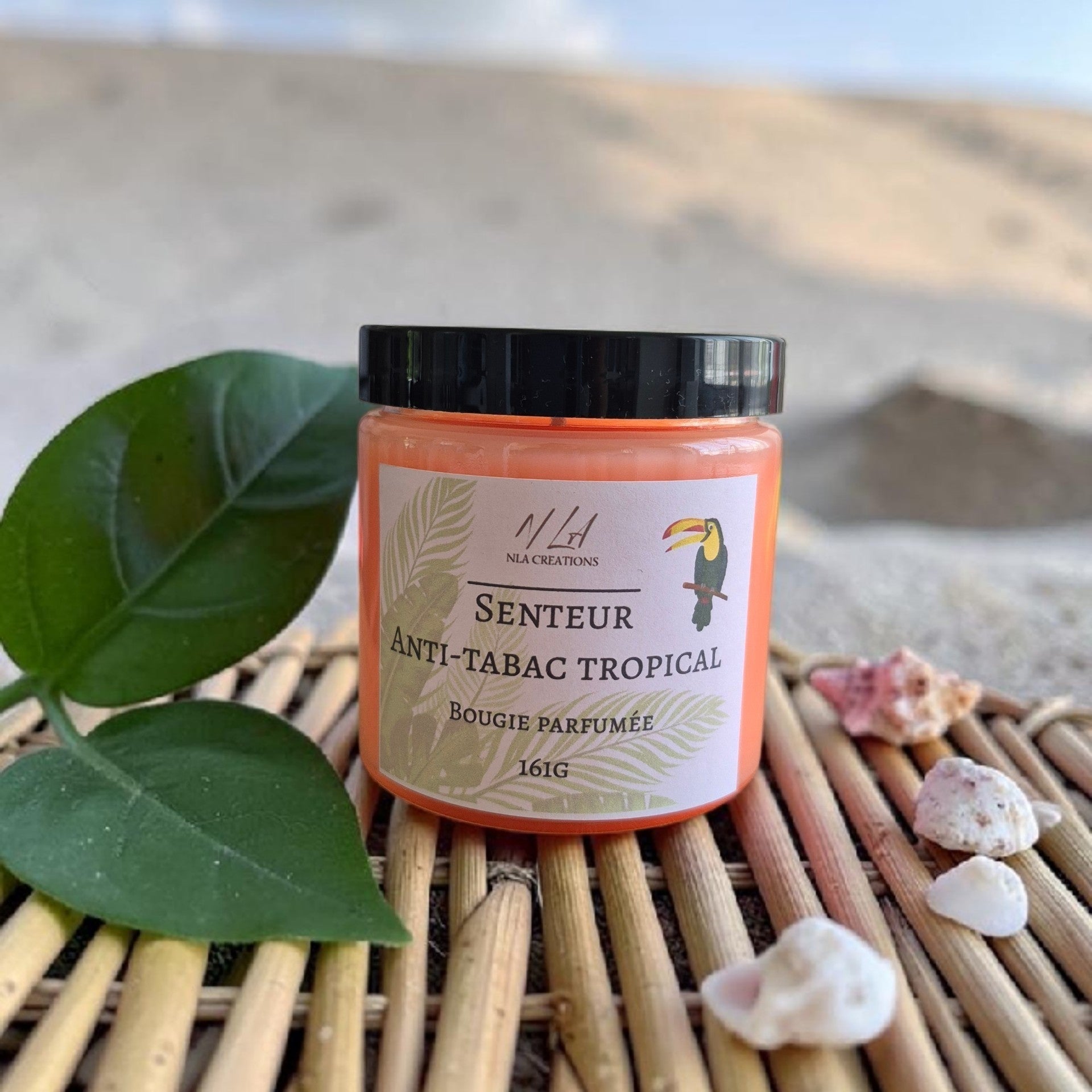 Bougie artisanale senteur Anti Tabac Tropical, en cire de soja avec parfum de Grasse, fabriquée à la main par NLA Créations.