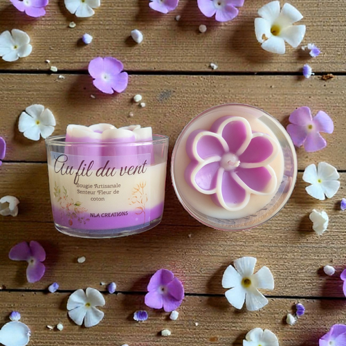 Bougie artisanale Au Fil du Vent parfum Fleur de Coton en cire végétale, création douce et réconfortante.