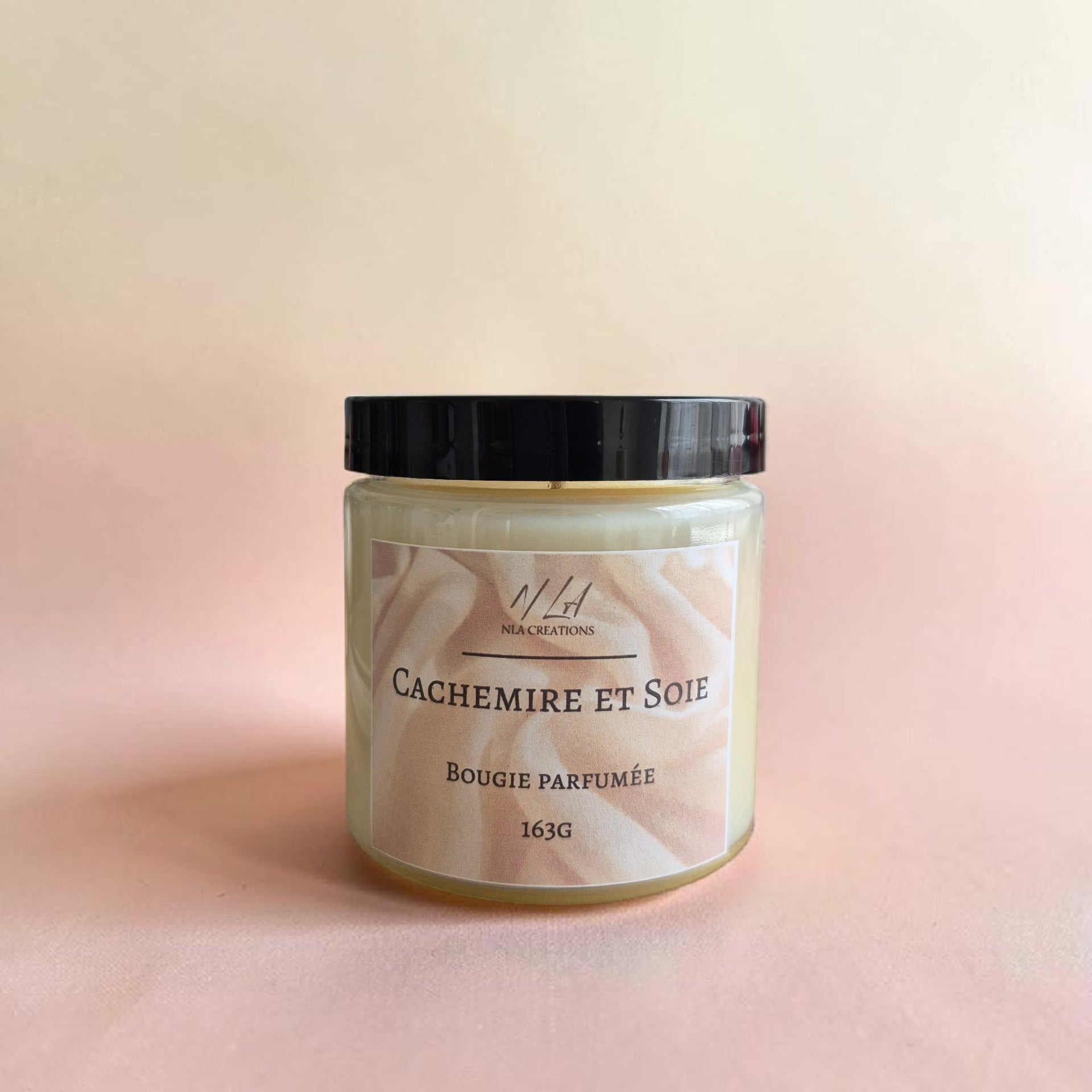 Bougie artisanale senteur Cachemire & Soie, en cire de soja avec parfum de Grasse, fabriquée à la main par NLA Créations.