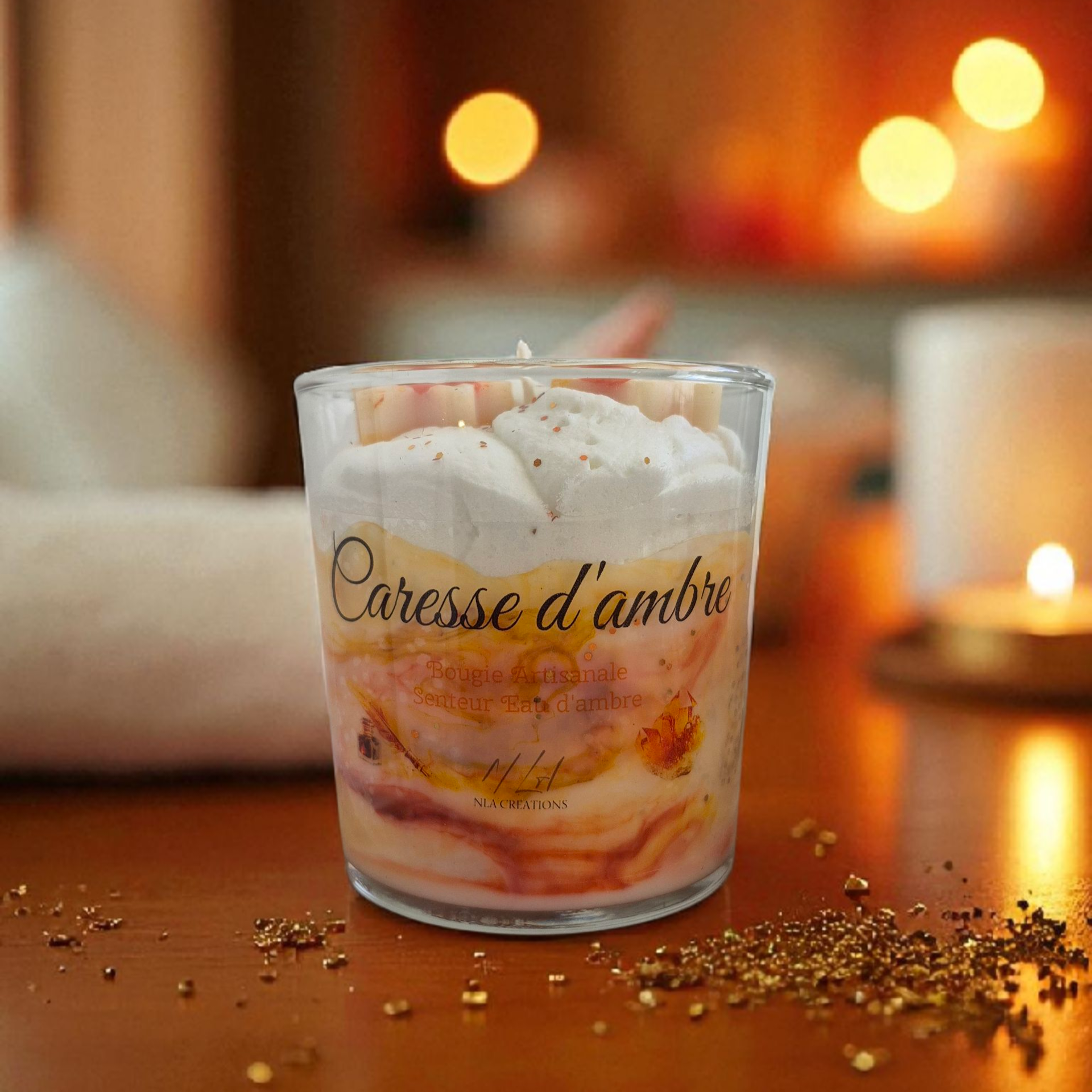 Bougie artisanale Caresse d'Ambre parfum Eau d'Ambre en cire végétale, création élégante et raffinée.