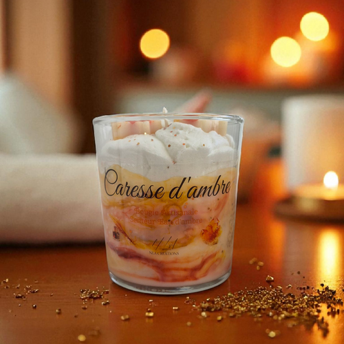 Bougie artisanale Caresse d'Ambre parfum Eau d'Ambre en cire végétale, création élégante et raffinée.