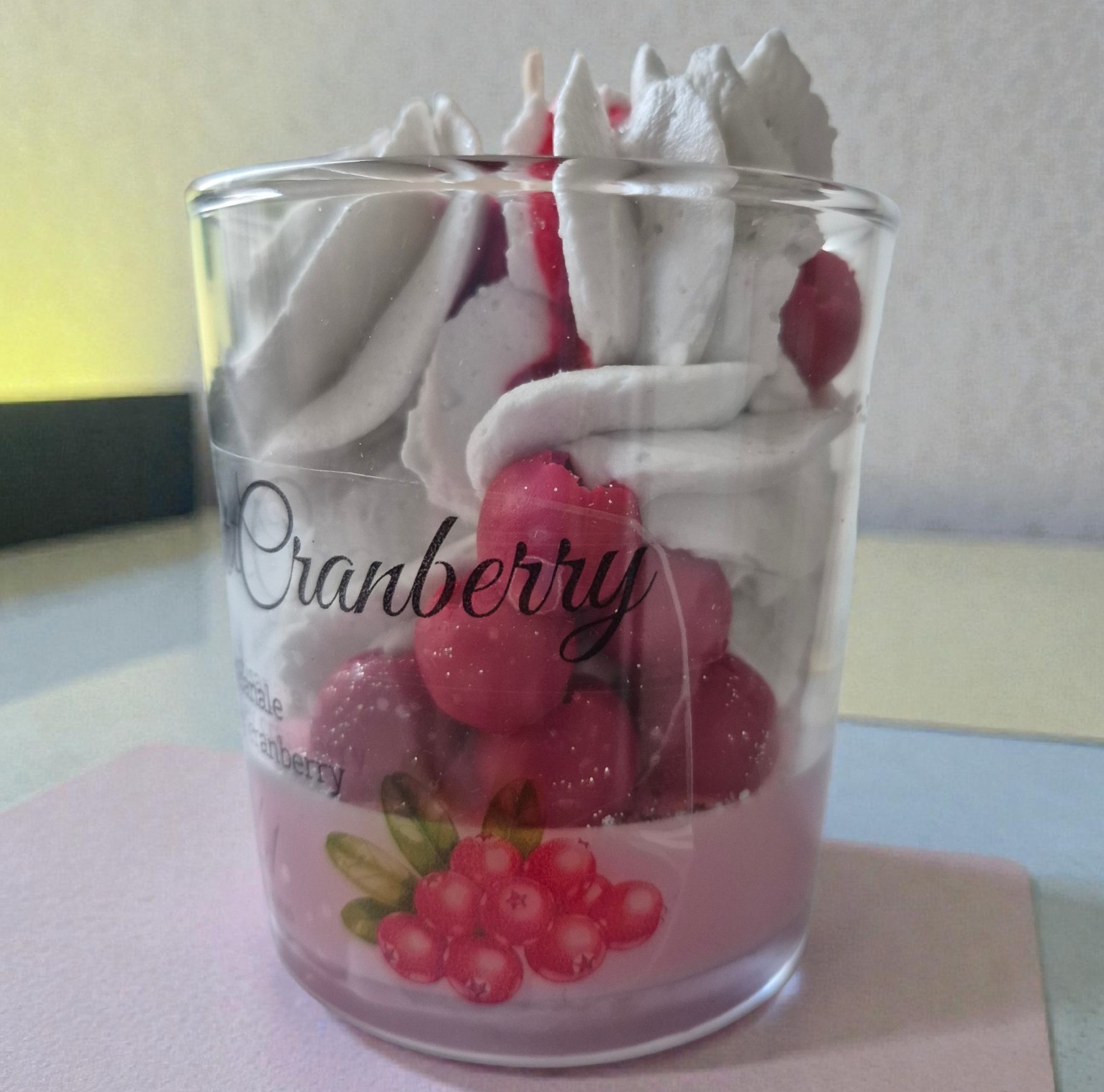 Bougie artisanale Instant Cranberry senteur Chutney Cranberry, une ambiance gourmande et chaleureuse pour votre intérieur.