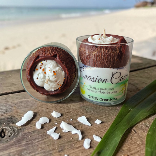Bougie artisanale Évasion Coco au parfum de Noix de Coco pour une ambiance exotique et gourmande.