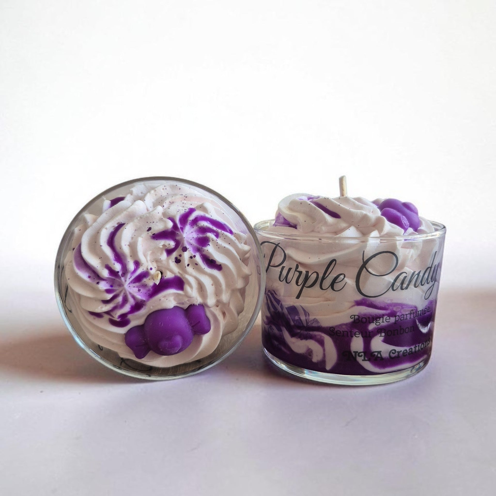 Bougie artisanale Purple Candy senteur Bonbon Violette, une fragrance douce, sucrée et florale.