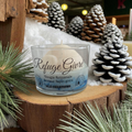 Bougie artisanale Refuge Givré parfum Sapin Givré en cire végétale pour une ambiance fraîche et hivernale.