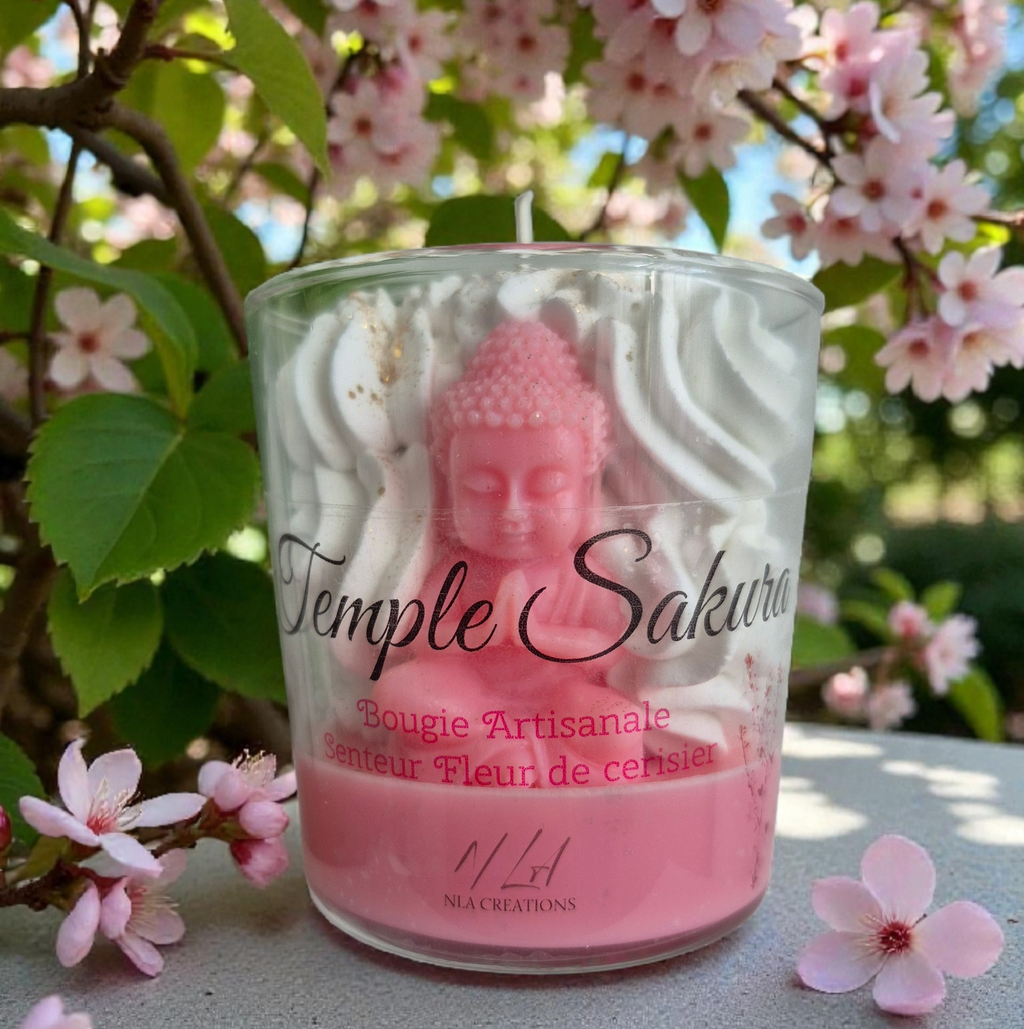 Bougie artisanale Temple Sakura parfum Fleur de Cerisier en cire végétale, aux notes florales délicates.