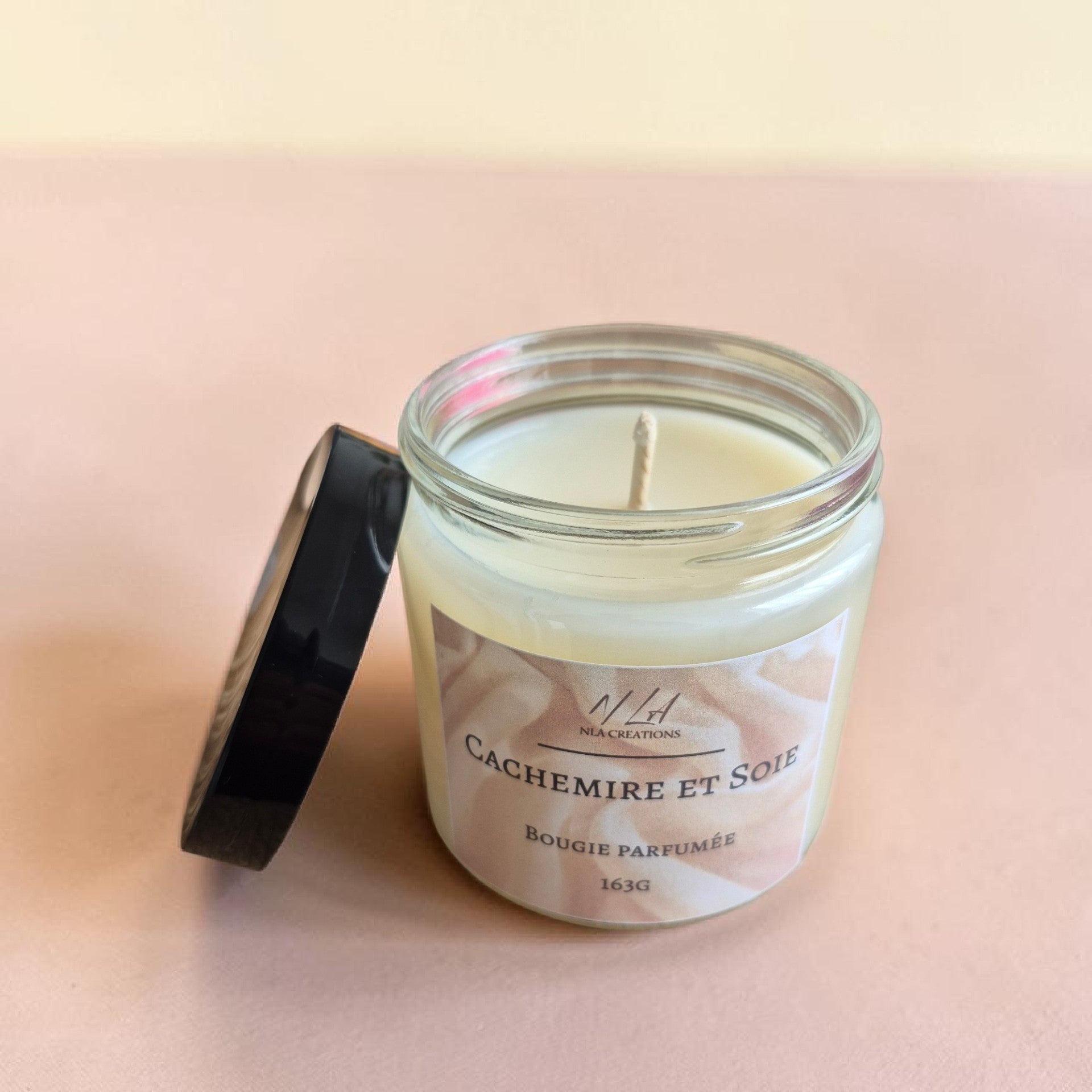 Bougie parfumée Cachemire & Soie, création artisanale NLA Créations aux notes douces et élégantes pour parfumer votre intérieur.