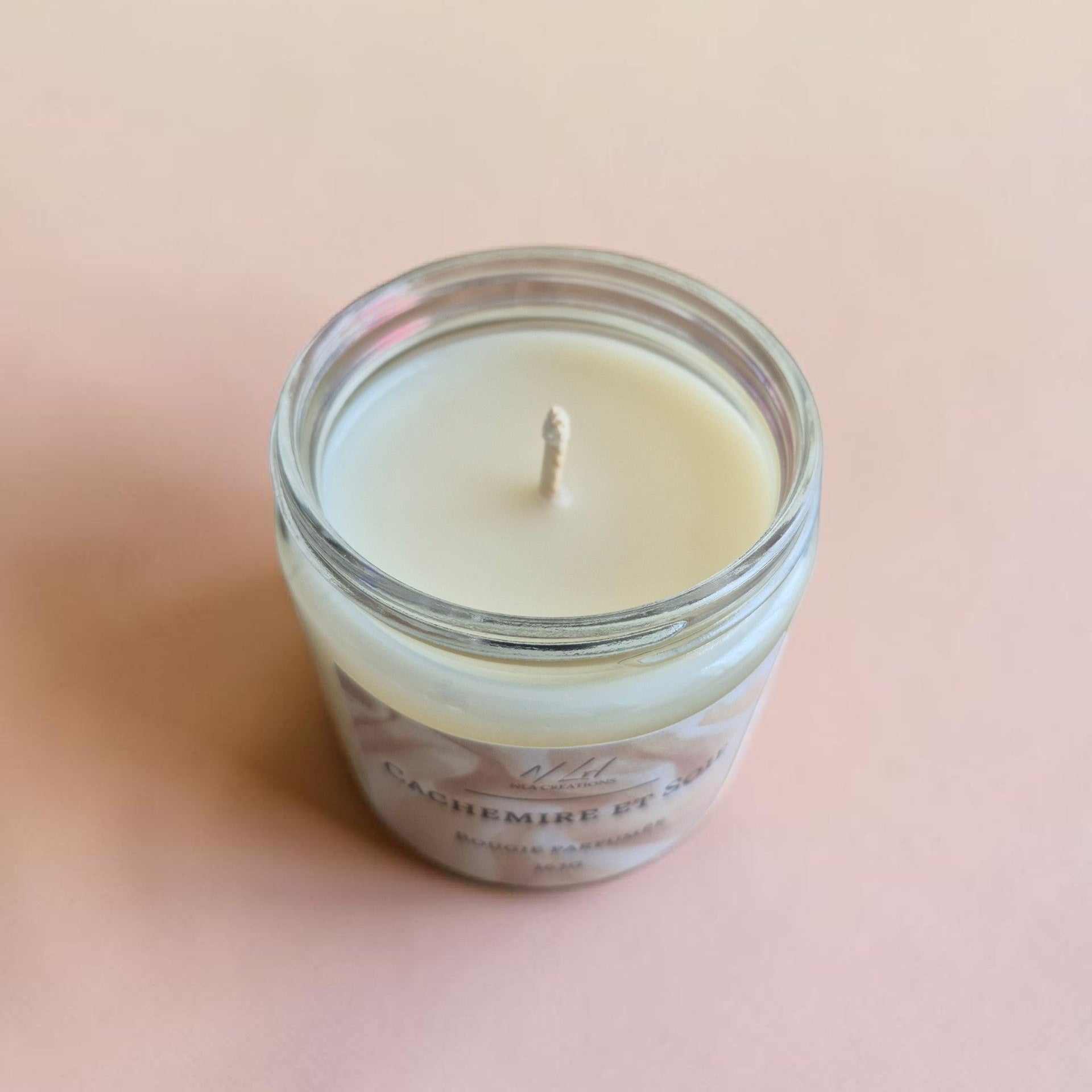Bougie artisanale en cire de soja senteur Cachemire & Soie, fabriquée avec soin par NLA Créations.