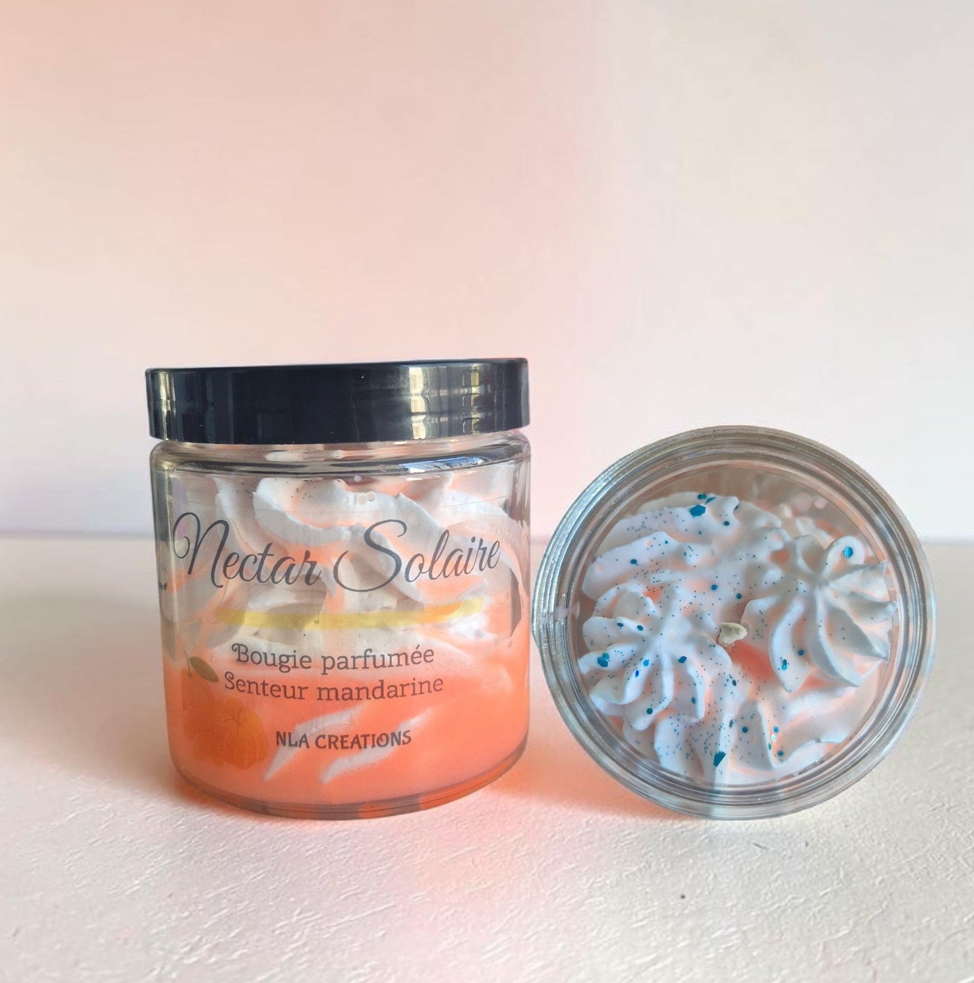 Bougie déclassée Nectar Solaire senteur Mandarine, une fragrance fruitée, pétillante et ensoleillée à prix doux.