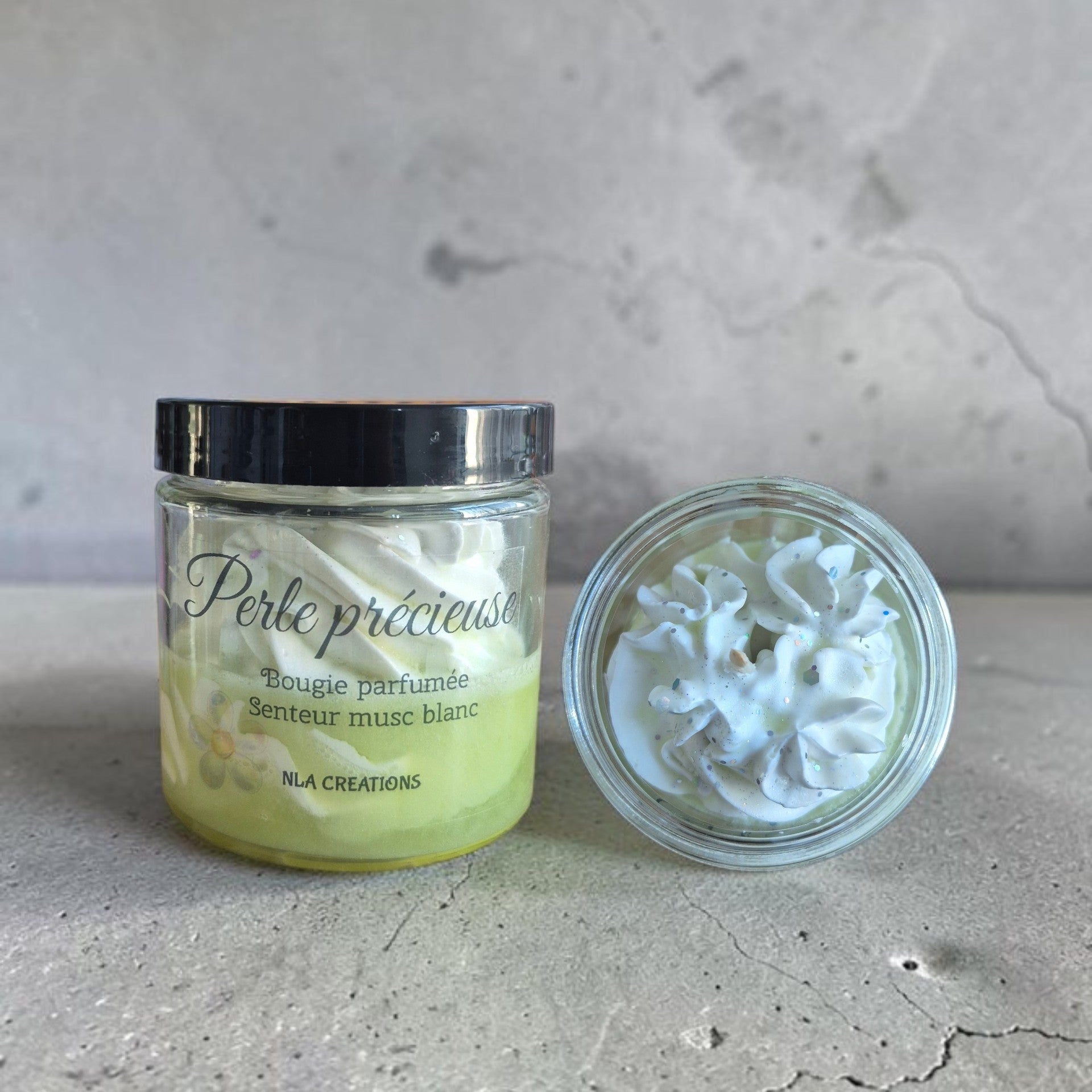 Bougie déclassée Perle Précieuse senteur Musc Blanc, une fragrance douce, poudrée et élégante à prix doux.