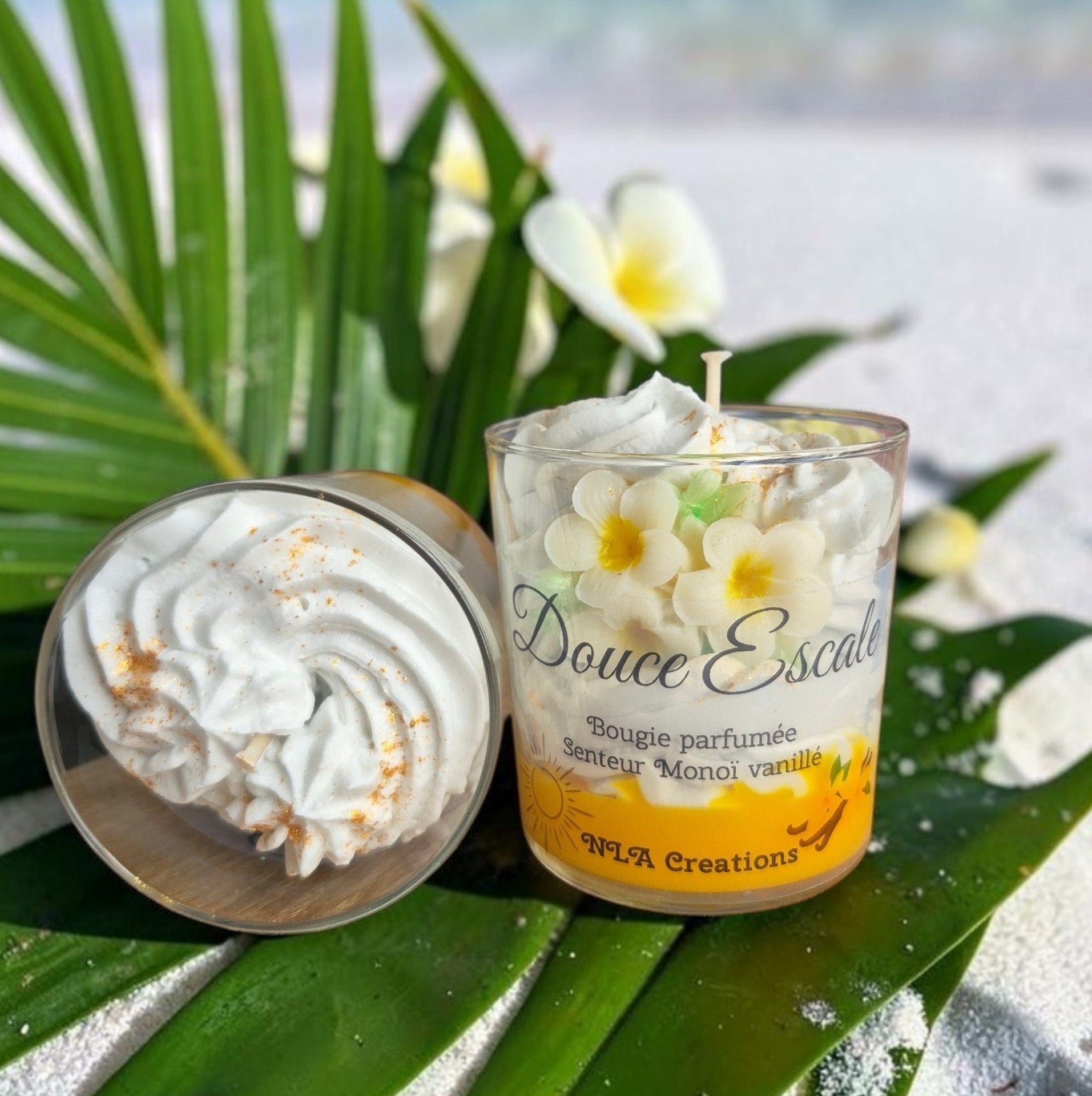 Bougie artisanale Douce Escale au parfum Monoï Vanillé, fabriquée à la main par NLA Créations avec une fragrance exotique et gourmande.