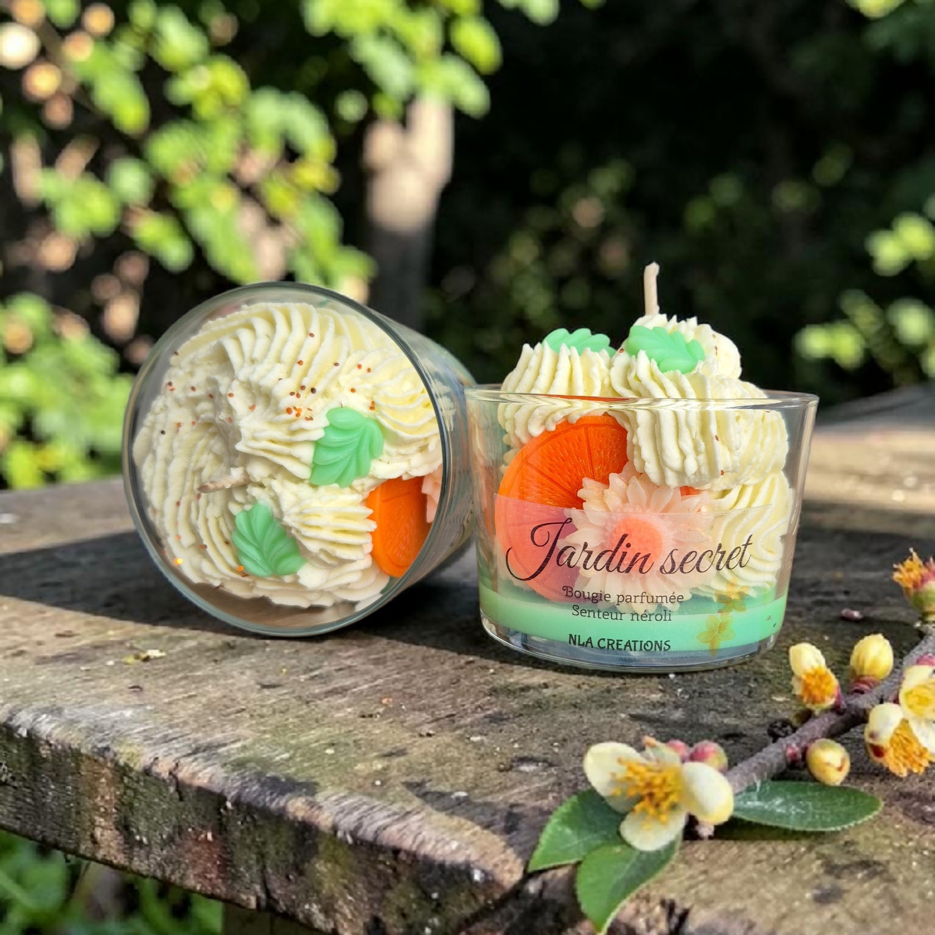 Bougie artisanale Jardin Secret parfum Néroli en déstockage, fabriquée à la main par NLA Créations avec une fragrance florale délicate.