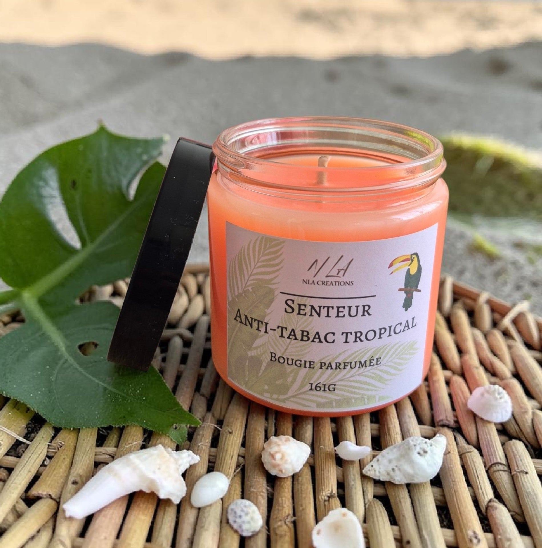 Bougie parfumée Anti Tabac Tropical, création artisanale NLA Créations pour apporter une ambiance fraîche et agréable à votre intérieur.