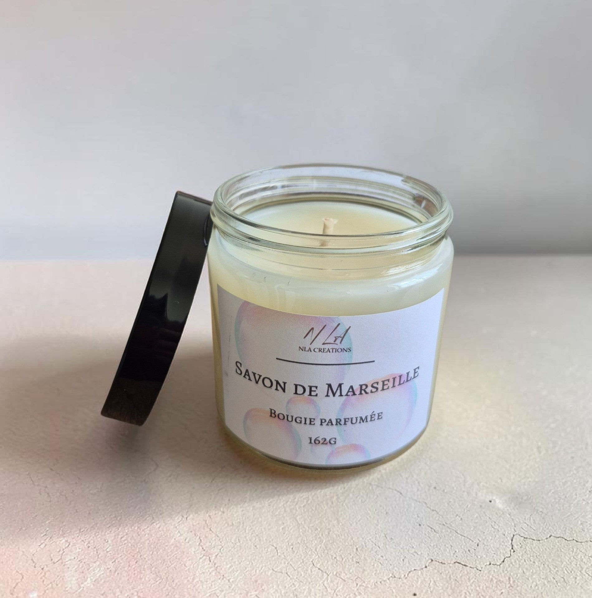Bougie parfumée Savon de Marseille, création artisanale NLA Créations diffusant une senteur fraîche et propre dans votre intérieur