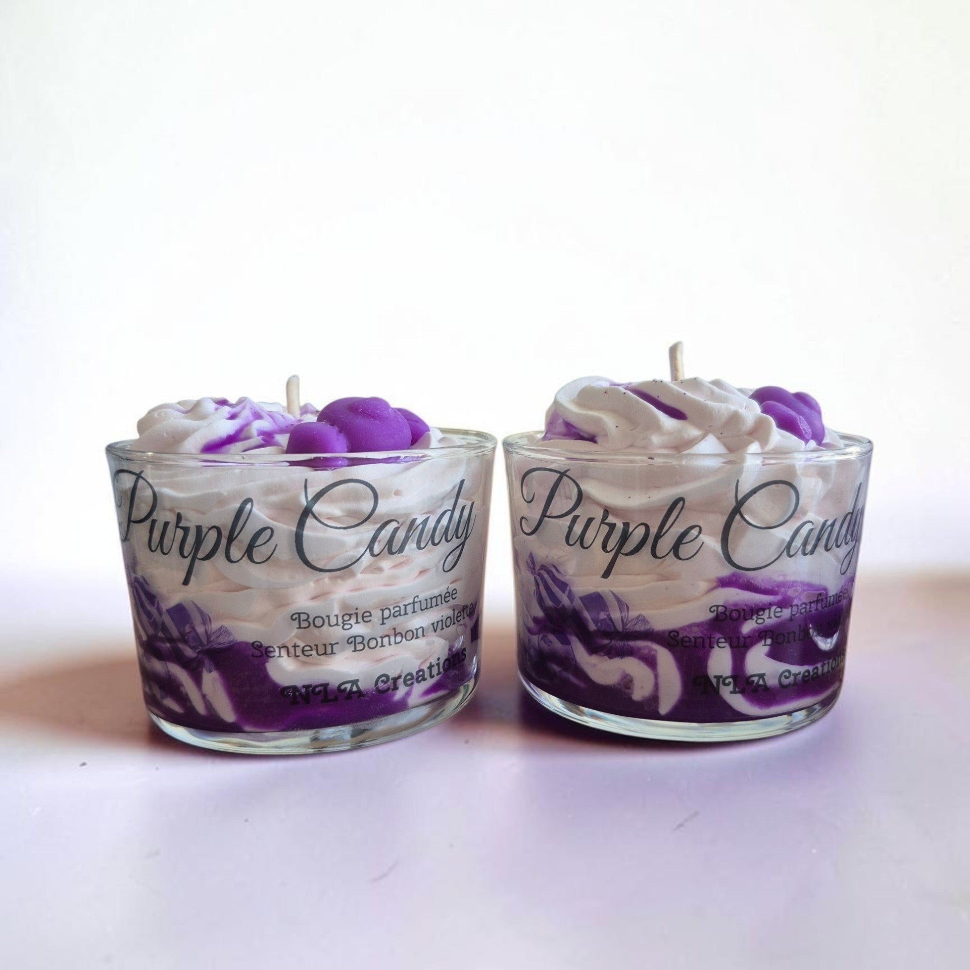 Bougie parfumée Purple Candy au parfum Bonbon Violette, une création gourmande et régressive faite à la main.