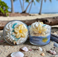Bougie parfumée Rayon de Soleil senteur Fleur de Tiaré, création artisanale en cire de soja avec parfum de Grasse par NLA Créations.