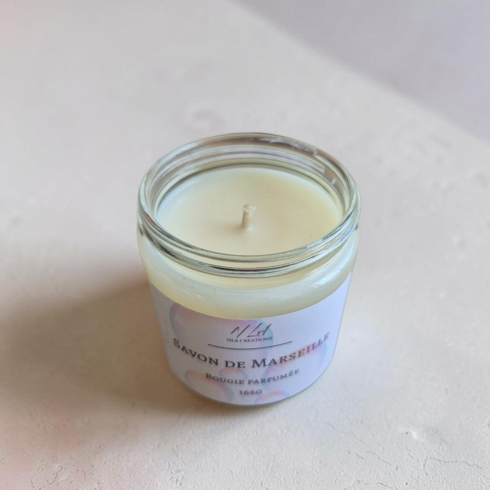 Bougie artisanale en cire de soja parfum Savon de Marseille, fabriquée avec soin par NLA Créations.