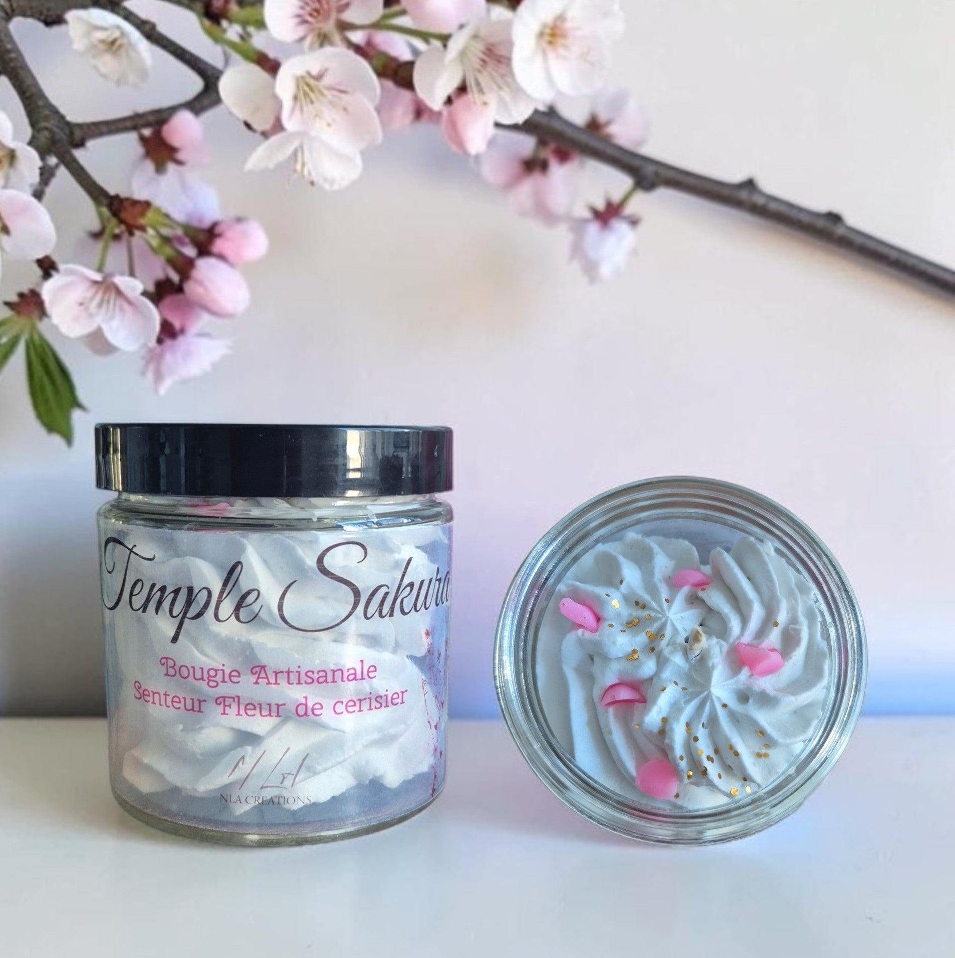 Bougie artisanale Temple Sakura déclassée senteur Fleur de Cerisier, une fragrance florale et délicate à prix doux.