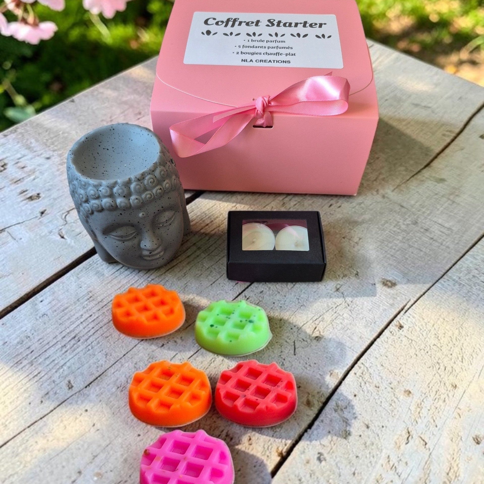 Coffret Starter avec brûle-parfum, 2 bougies chauffe-plat et 5 fondants parfumés artisanaux.