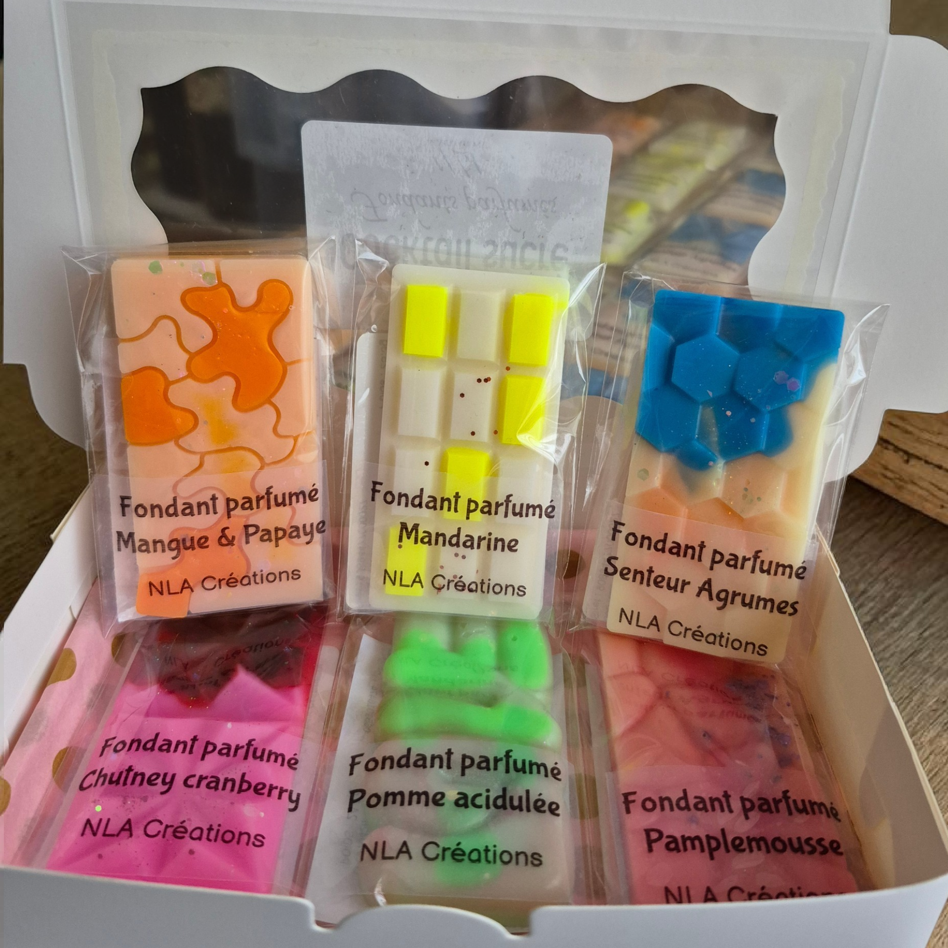 Coffret de petites tablettes de cire parfumée aux fragrances fruitées, fabriquées à la main par NLA Créations.