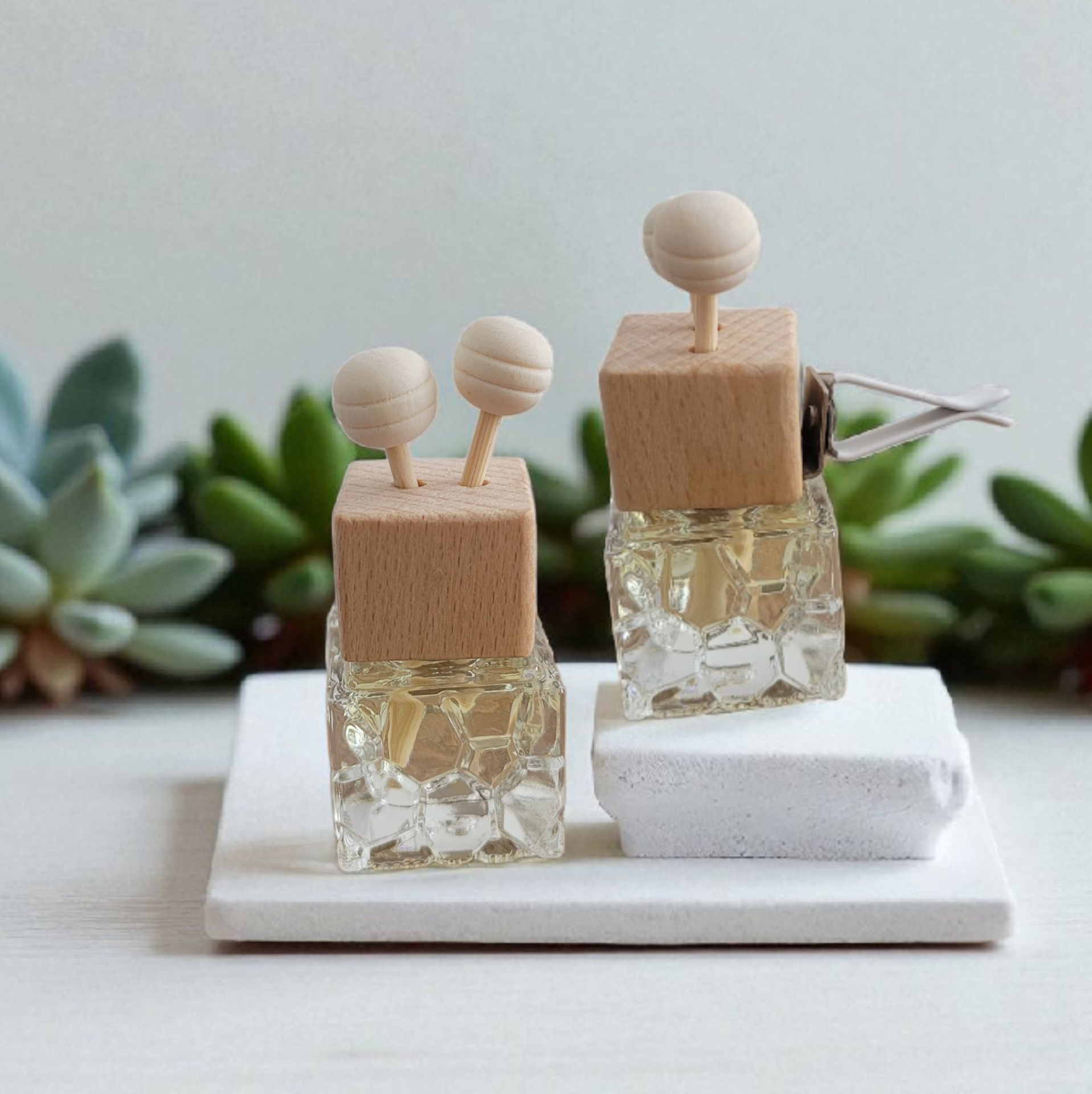 Diffuseur voiture à accrocher 10 ml avec parfum au choix pour parfumer durablement vos trajets.