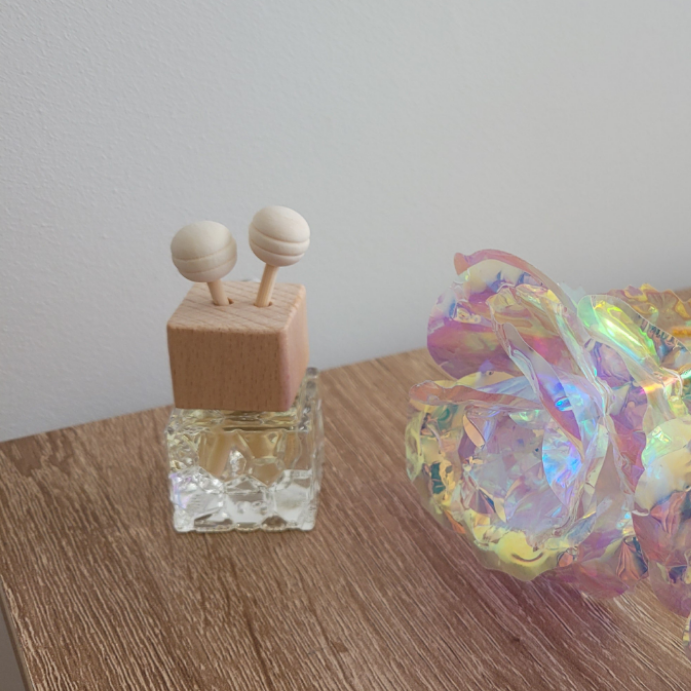 Diffuseur voiture à accrocher artisanal 10 ml, disponible dans un large choix de senteurs de Grasse.
