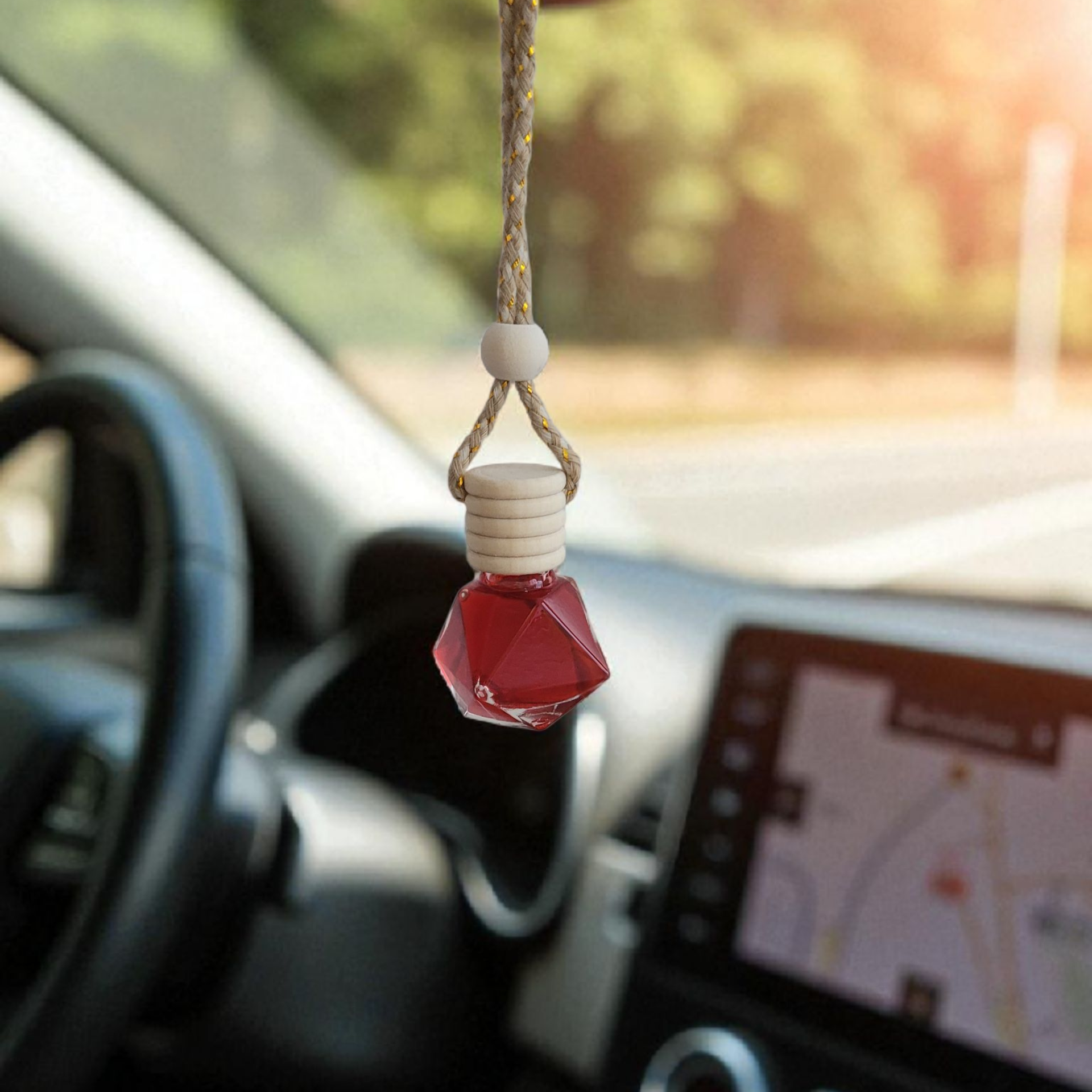 Diffuseur voiture à suspendre 8 ml, disponible dans de nombreuses senteurs pour parfumer durablement votre véhicule.