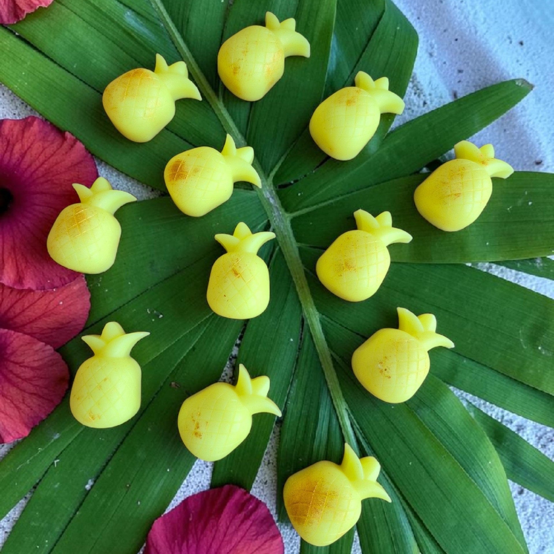 Fondant artisanal en cire parfumée forme ananas, senteur Pina Colada, fabriqué à la main par NLA Créations.