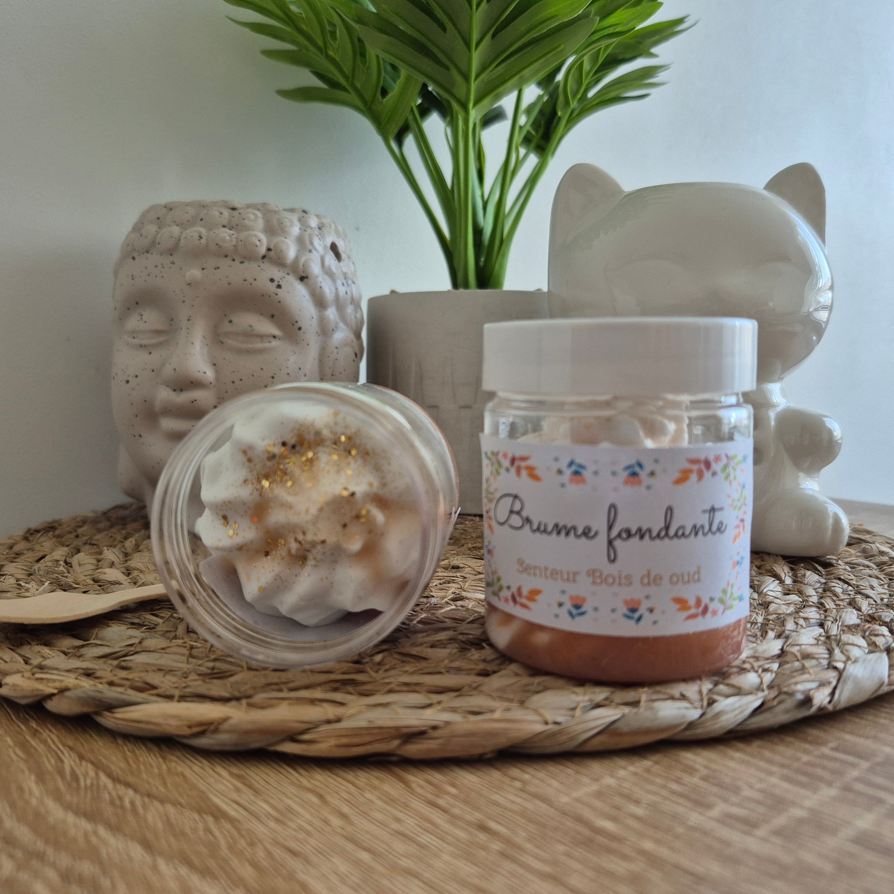 Fondant parfumé crémeux chantilly Bois de Oud en destockage, une senteur élégante et intense pour votre intérieur.