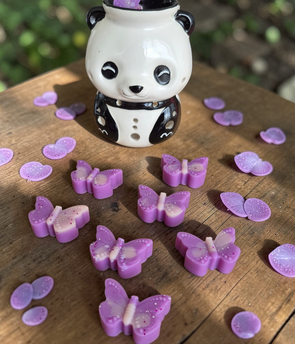 Fondant artisanal forme papillon au parfum Lilas, fabriqué à la main par NLA Créations pour parfumer votre intérieur.
