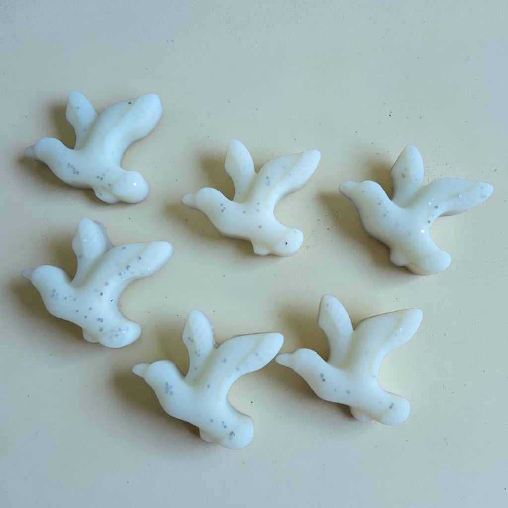 Fondant parfumé en forme de mouette senteur Cassis Noir, fabriqué artisanalement avec un parfum de Grasse par NLA Creations.